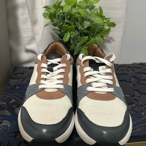 Clarks Un Rio Run White Blue Lace Up Womens Trainers